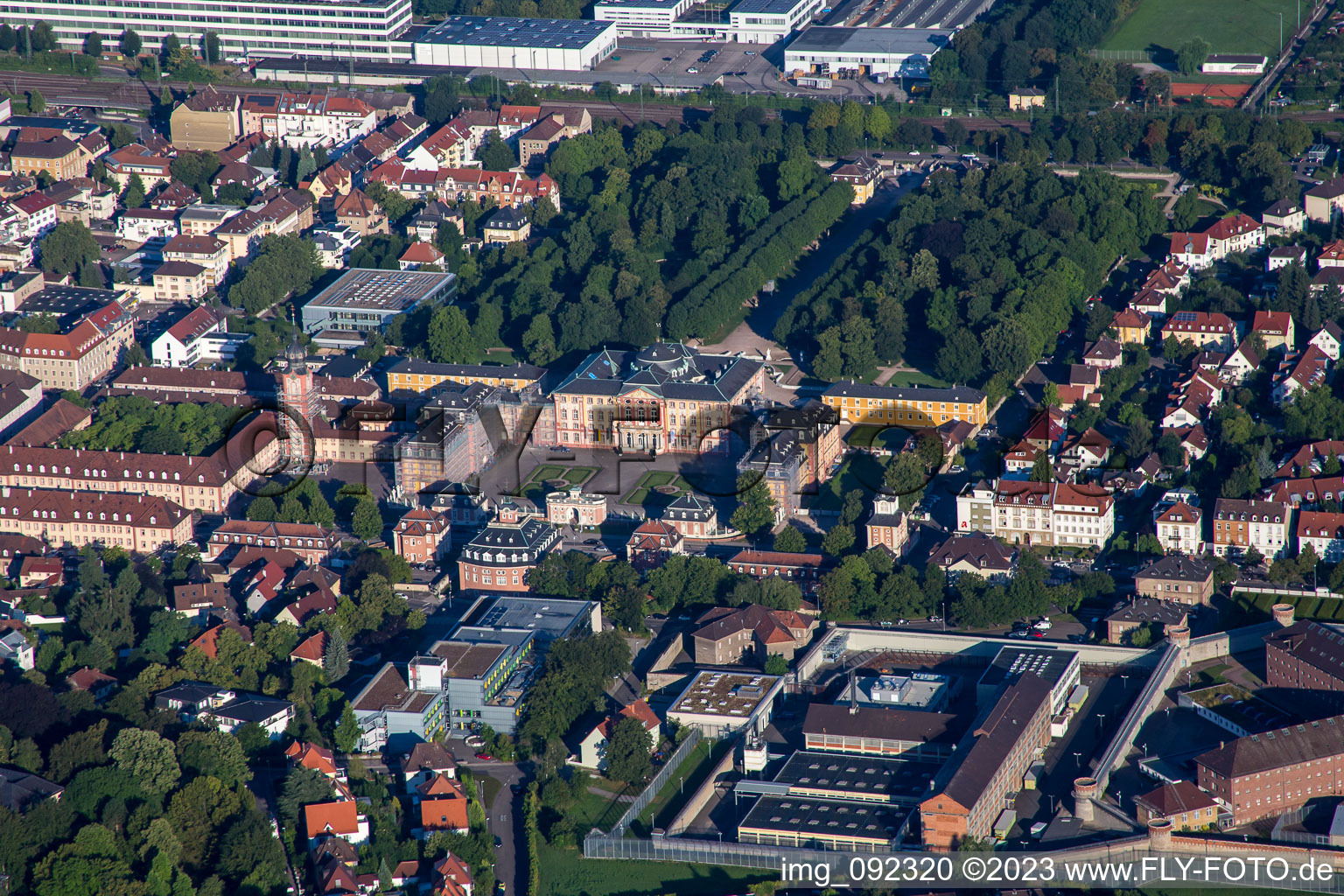 Luftbild von Schloß von Norden in Bruchsal im Bundesland Baden-Württemberg, Deutschland