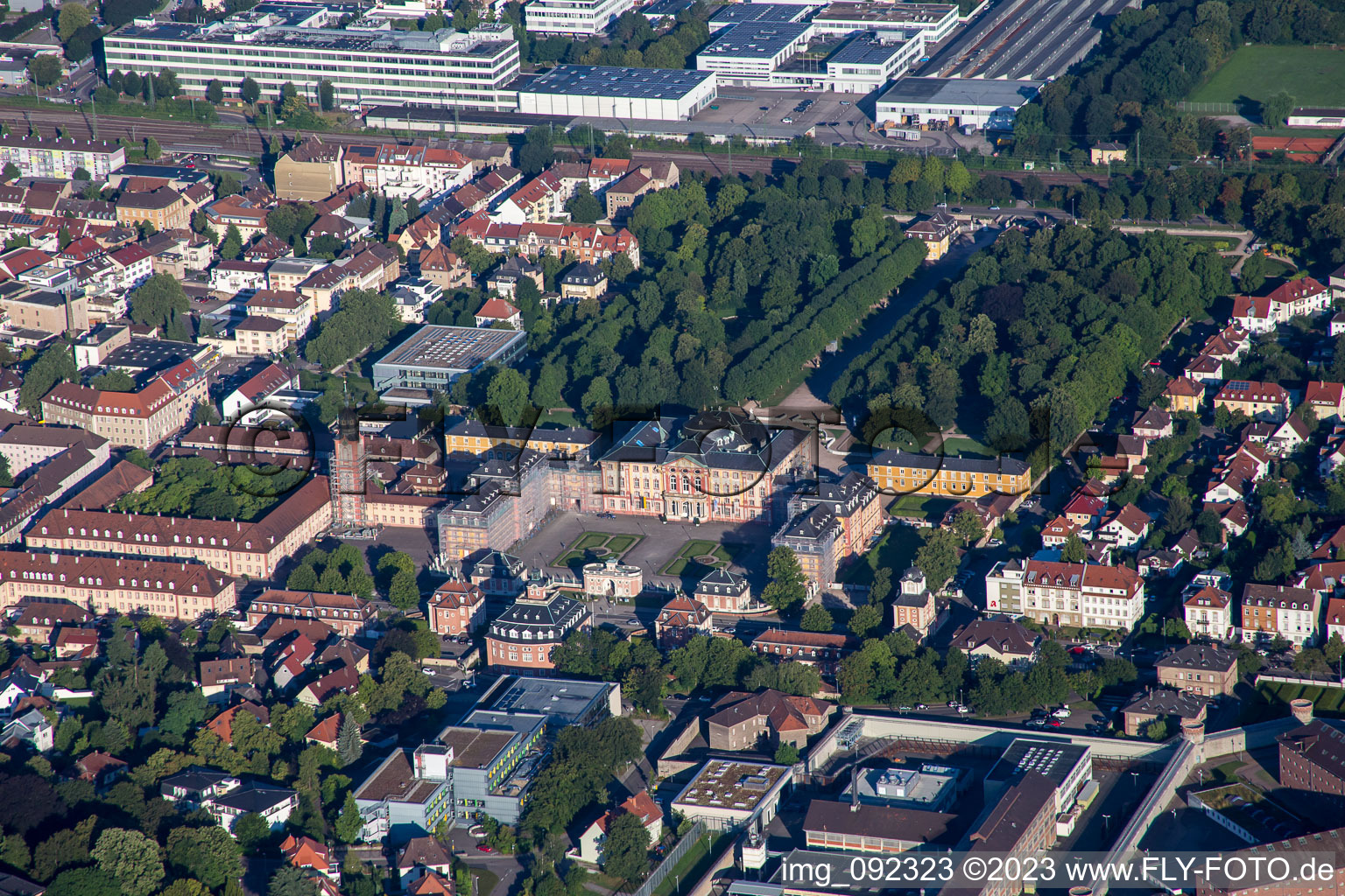 Luftbild von Schloß von Osten in Bruchsal im Bundesland Baden-Württemberg, Deutschland