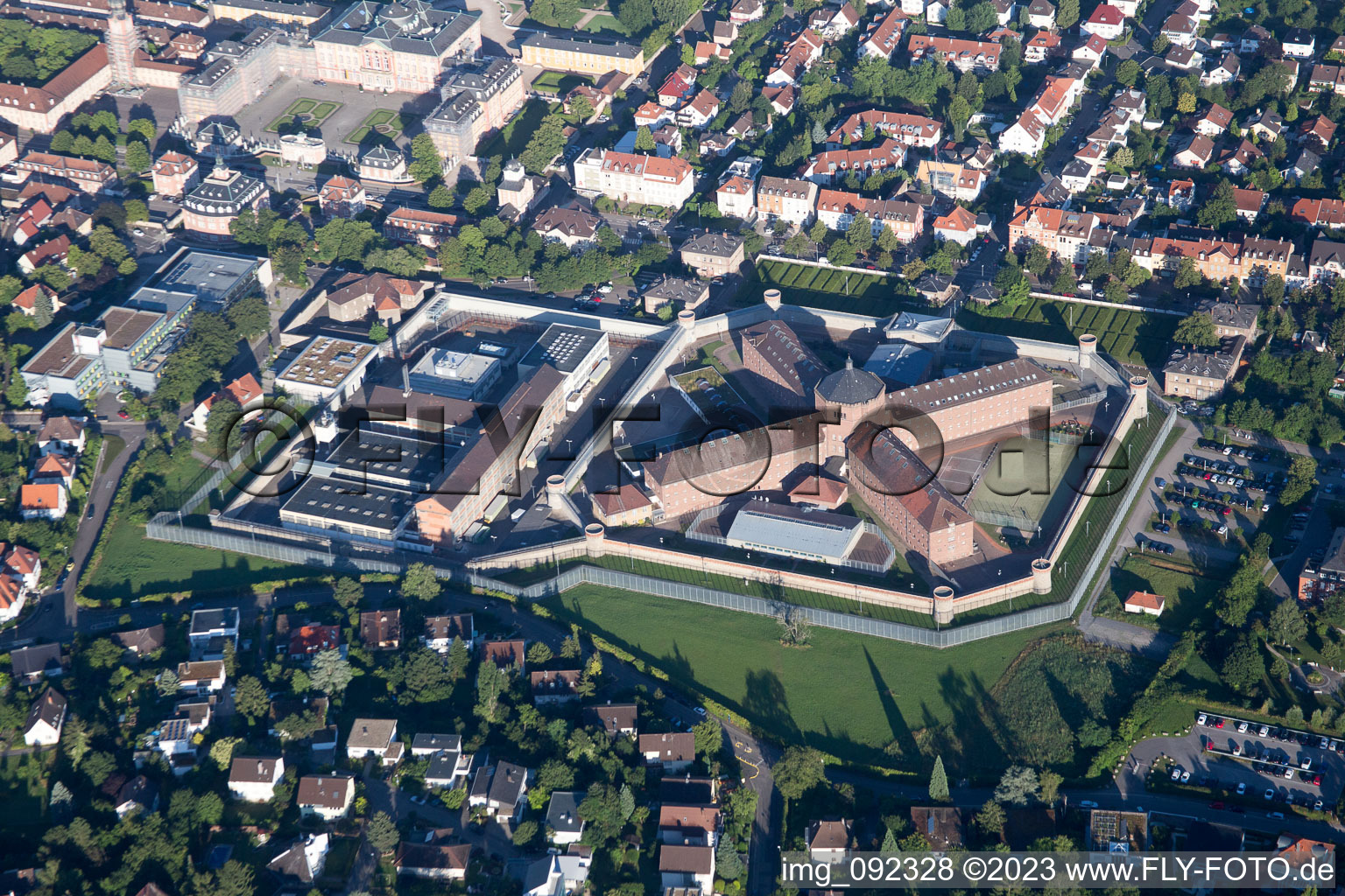 Luftaufnahme von Justizvollzugsanstalt von Nordosten in Bruchsal im Bundesland Baden-Württemberg, Deutschland