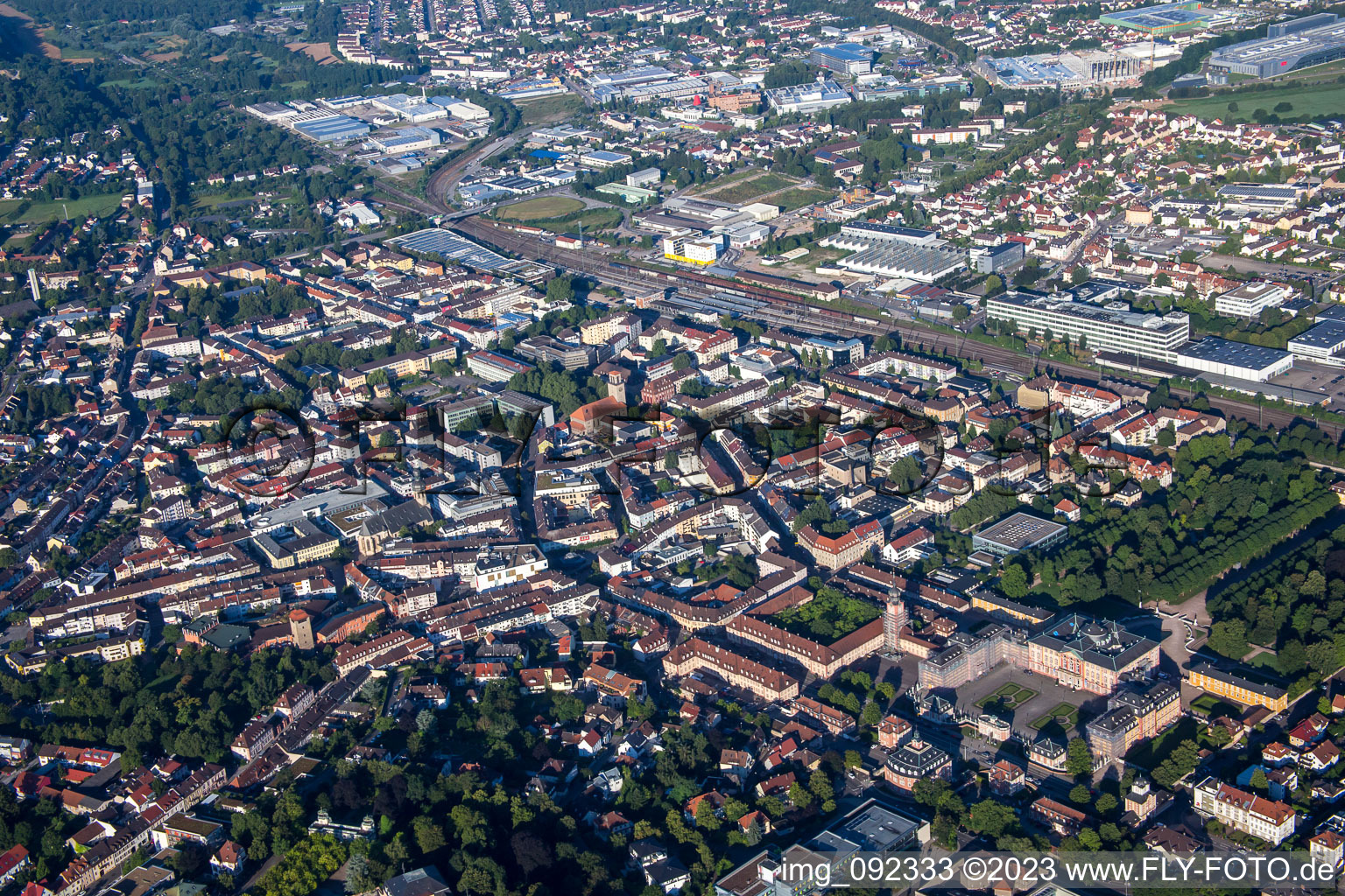Stadtzentrum von Nordosten in Bruchsal im Bundesland Baden-Württemberg, Deutschland