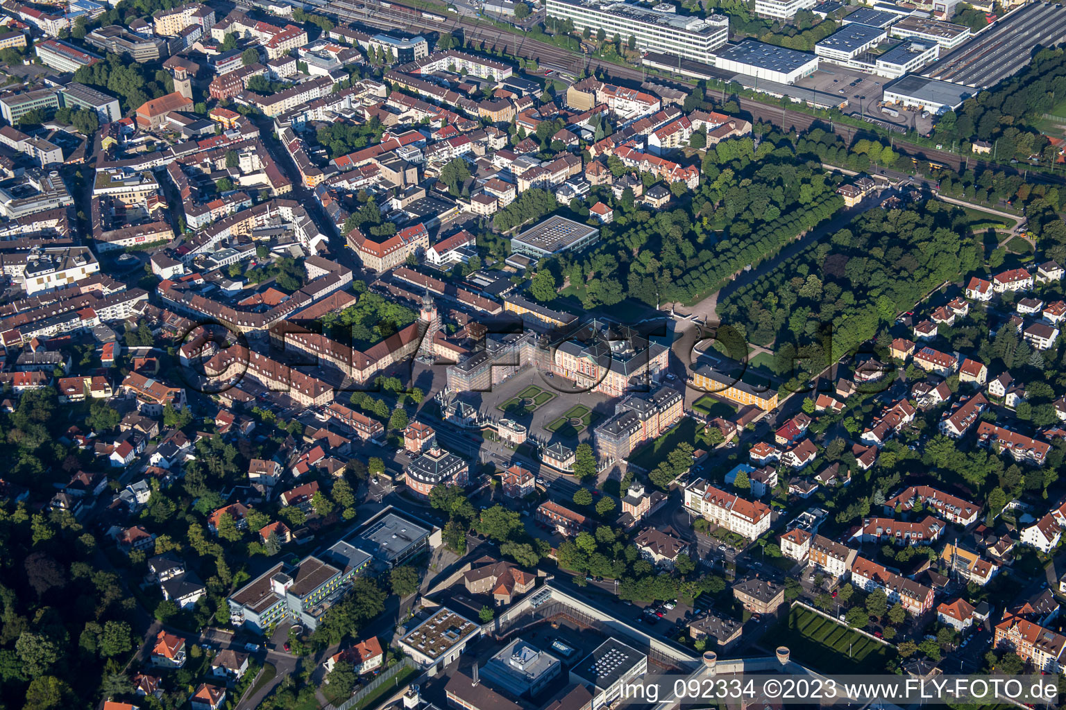 Luftbild von Schloß von Nordosten in Bruchsal im Bundesland Baden-Württemberg, Deutschland