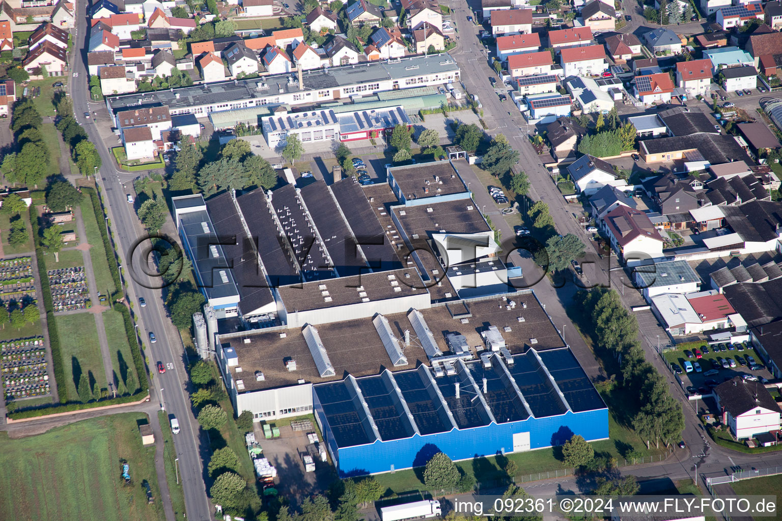 Gebäude und Produktionshallen auf dem Werksgelände Linhardt & Co. GmbH in Hambrücken im Bundesland Baden-Württemberg, Deutschland