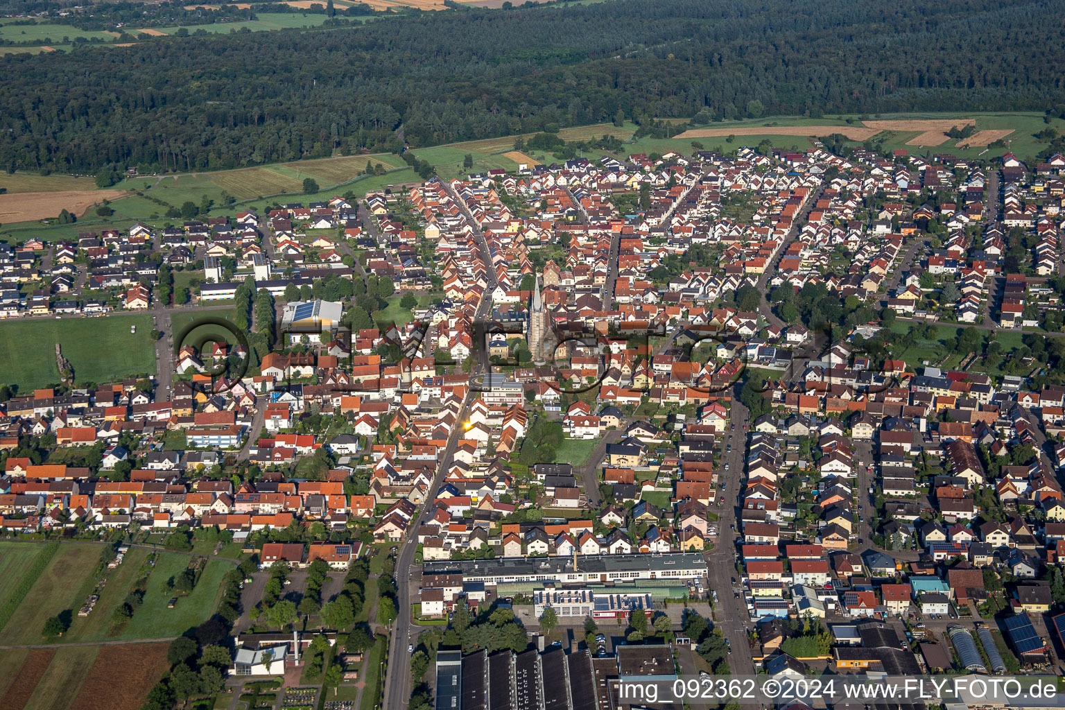 Ortsansicht der Straßen und Häuser der Wohngebiete in Hambrücken im Bundesland Baden-Württemberg, Deutschland