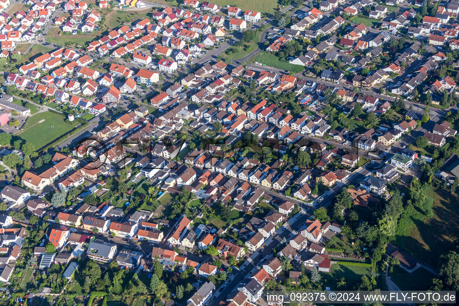 Luftbild von Siedlungsgebiet in Waghäusel im Bundesland Baden-Württemberg, Deutschland