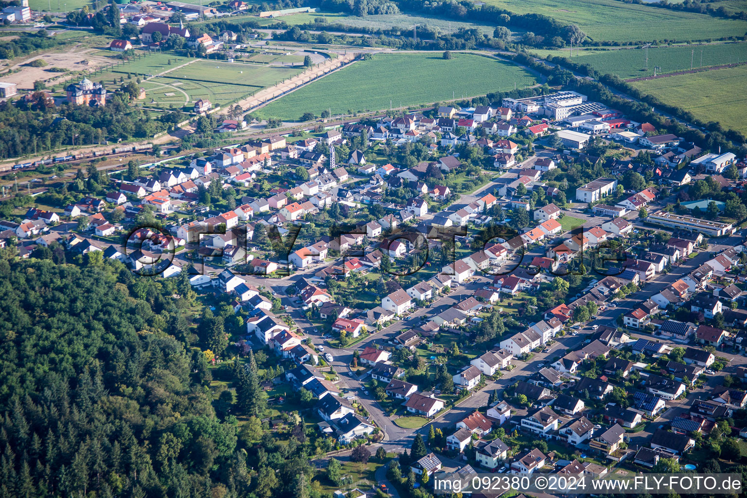 Ortsansicht der Straßen und Häuser der Wohngebiete in Waghäusel im Bundesland Baden-Württemberg, Deutschland