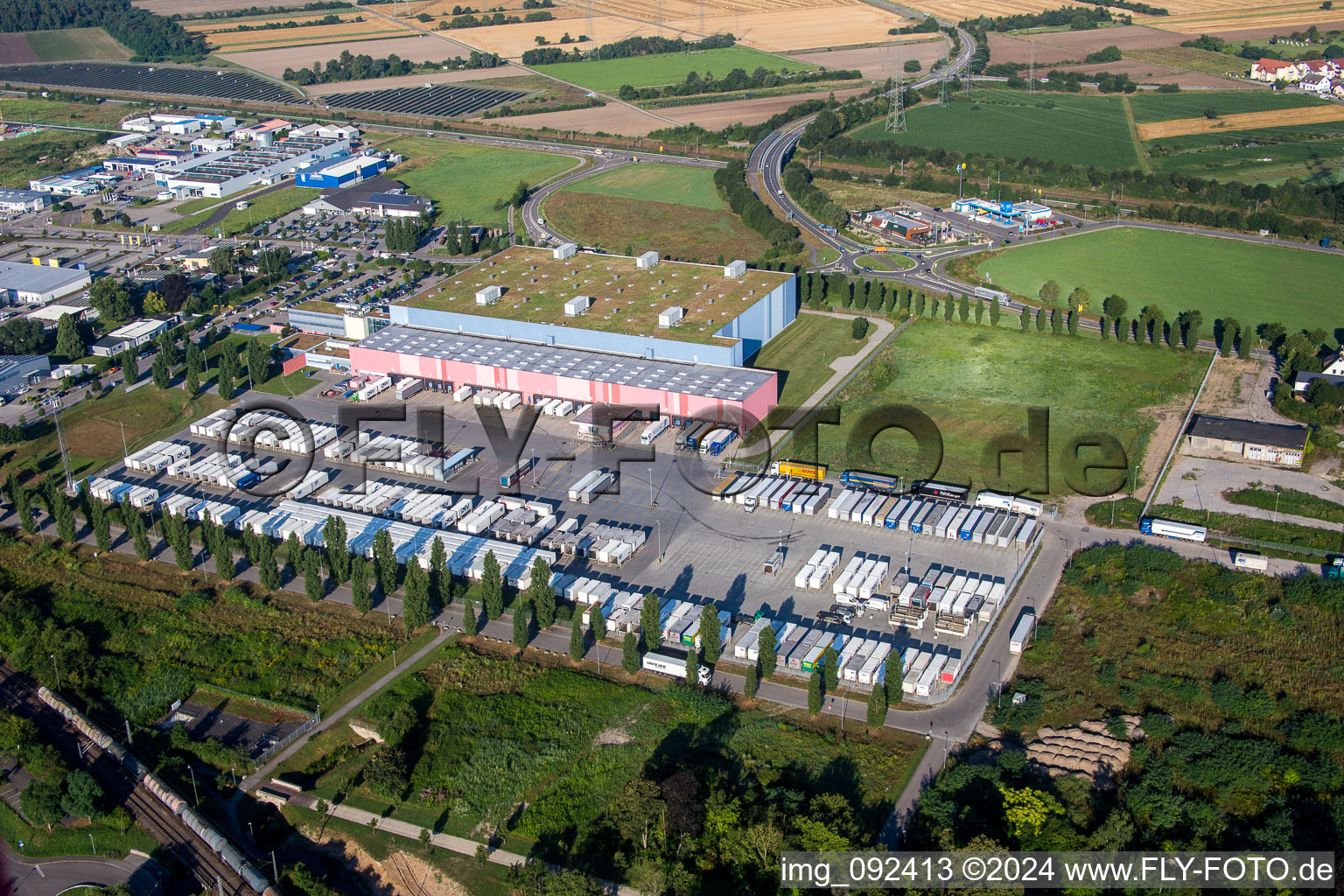 Gebäudekomplex und Logistikzentrum auf dem Gelände des Verteilzentrum von dm-drogerie markt in Waghäusel im Bundesland Baden-Württemberg, Deutschland