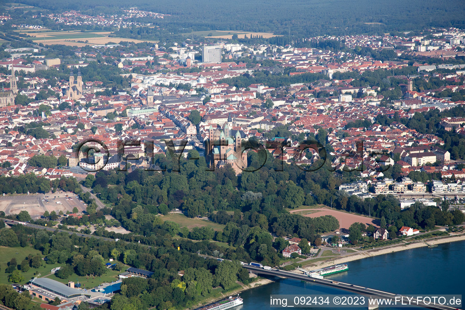 Luftaufnahme von Speyer, Dom und Salierbrücke im Bundesland Rheinland-Pfalz, Deutschland