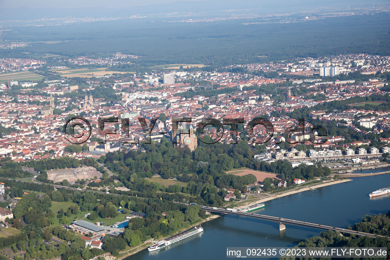 Schrägluftbild von Speyer, Dom und Salierbrücke im Bundesland Rheinland-Pfalz, Deutschland