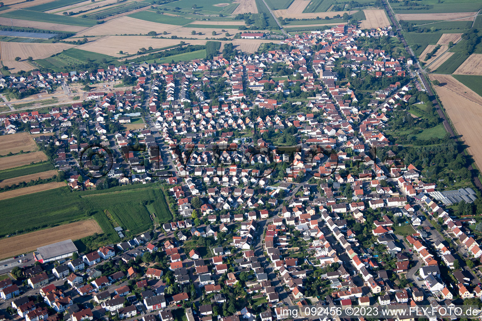 Schrägluftbild von Ortsteil Heiligenstein in Römerberg im Bundesland Rheinland-Pfalz, Deutschland