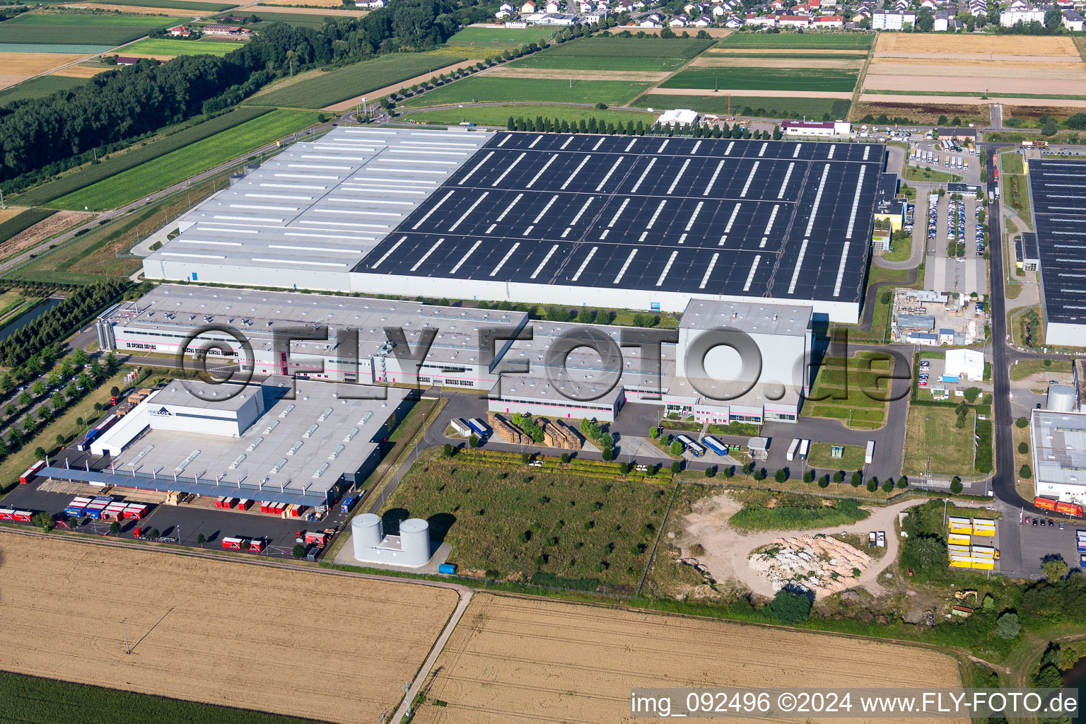 Gebäude und Produktionshallen auf dem Werksgelände Prowell GmbH in Offenbach an der Queich im Bundesland Rheinland-Pfalz, Deutschland