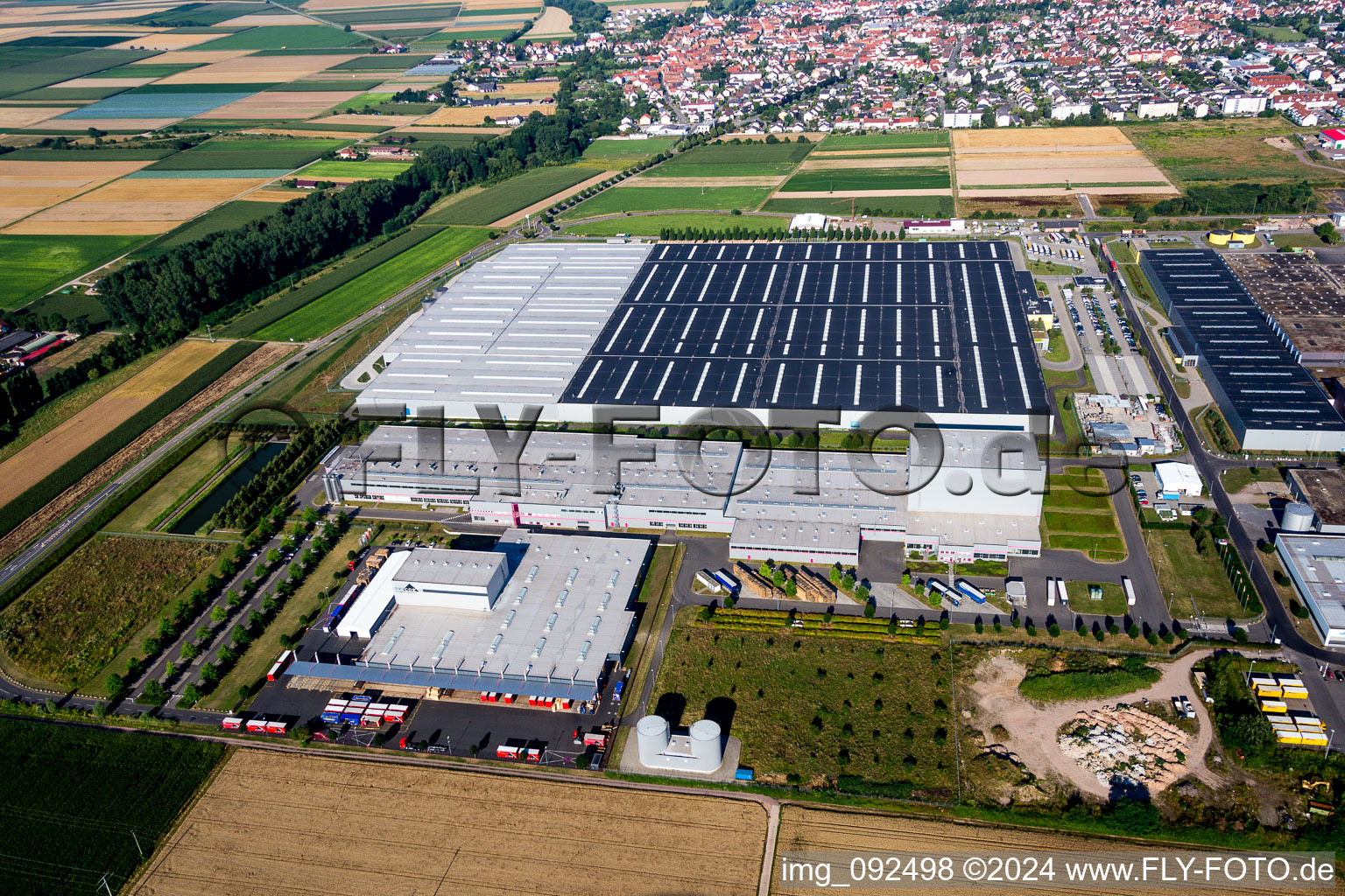 Luftbild von Gebäude und Produktionshallen auf dem Werksgelände Prowell GmbH in Offenbach an der Queich im Bundesland Rheinland-Pfalz, Deutschland