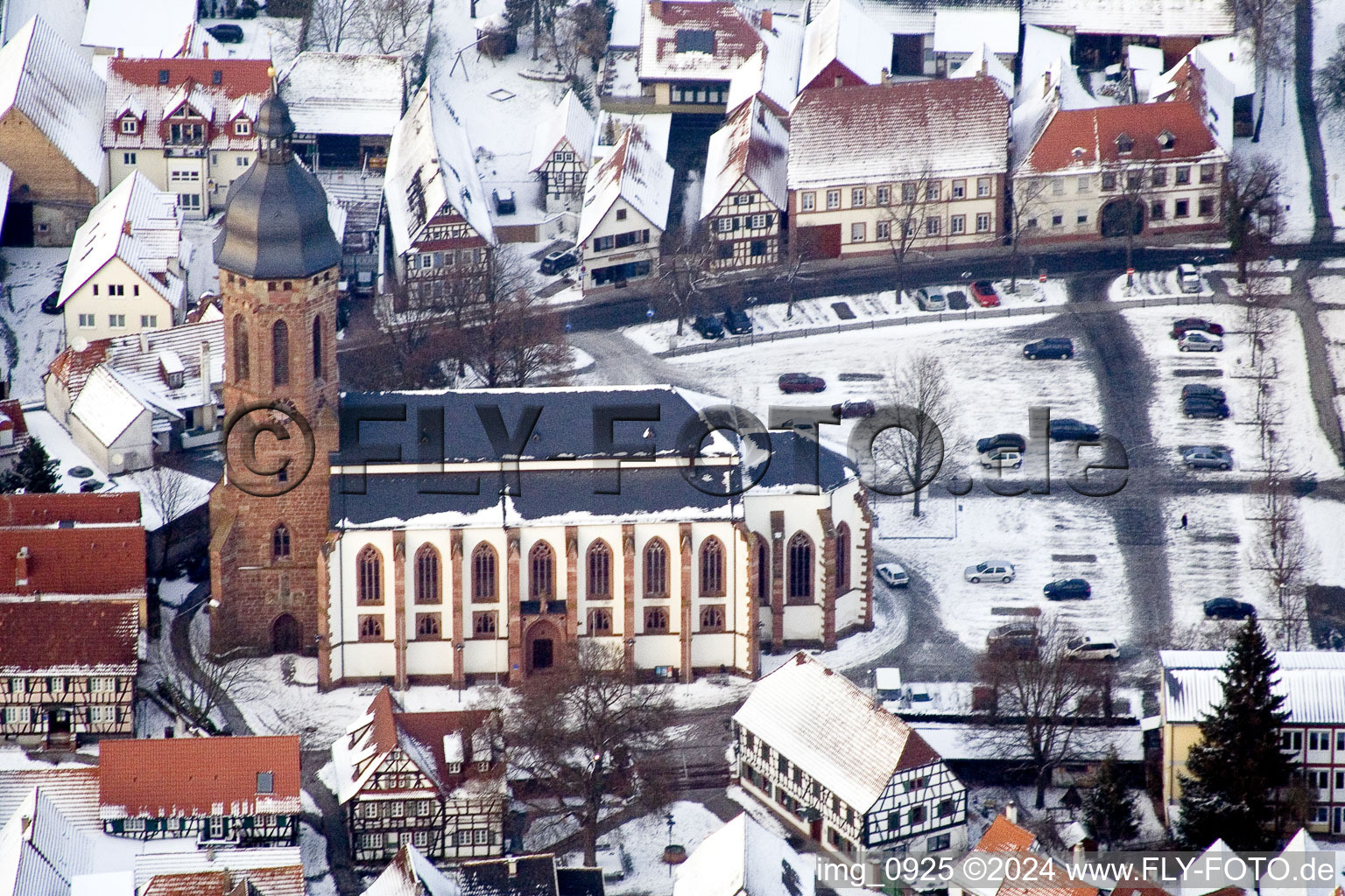 Winterlich schneebedeckte Kirchengebäude der kirche im Altstadt- Zentrum der Innenstadt in Kandel im Bundesland Rheinland-Pfalz, Deutschland
