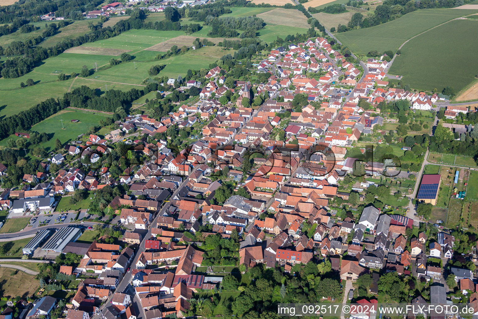 Luftbild von Dorf - Ansicht am Rande von landwirtschaftlichen Feldern und Nutzflächen in Rohrbach im Bundesland Rheinland-Pfalz, Deutschland