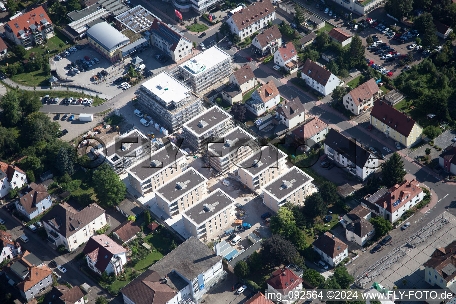Drohnenbild von Gebäude- Ensemble- Baustellen zum Neubau eines Stadtquartiers 'Im Stadtkern' in Kandel im Bundesland Rheinland-Pfalz, Deutschland