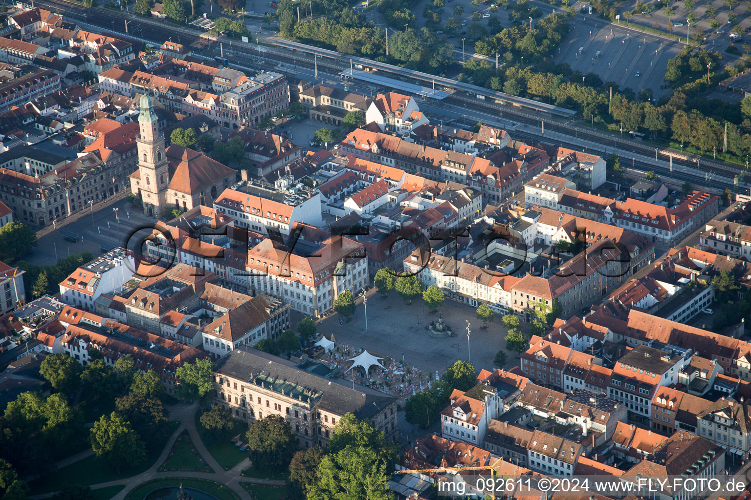 Luftbild von Kirchengebäude der Hugenottenkirche im Altstadt- Zentrum der Innenstadt in Erlangen im Bundesland Bayern, Deutschland