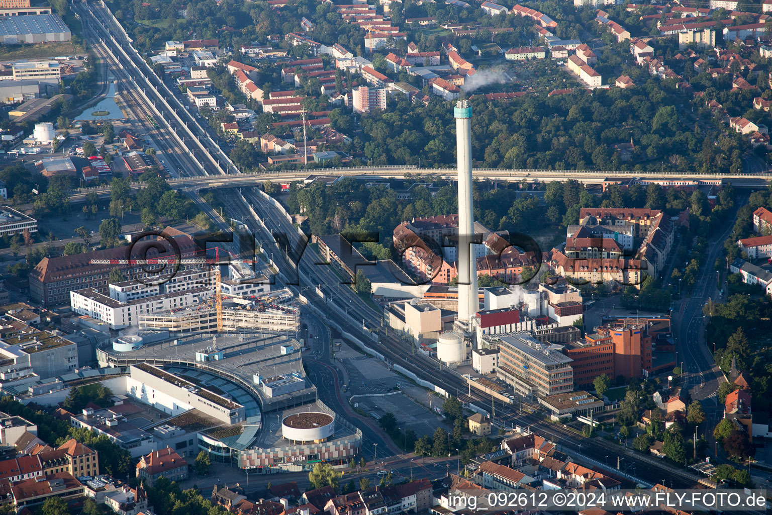 Kraftwerksanlagen und Abgasturm des Kohle- Heizkraftwerkes und Erlangen Arcaden in Erlangen im Bundesland Bayern, Deutschland