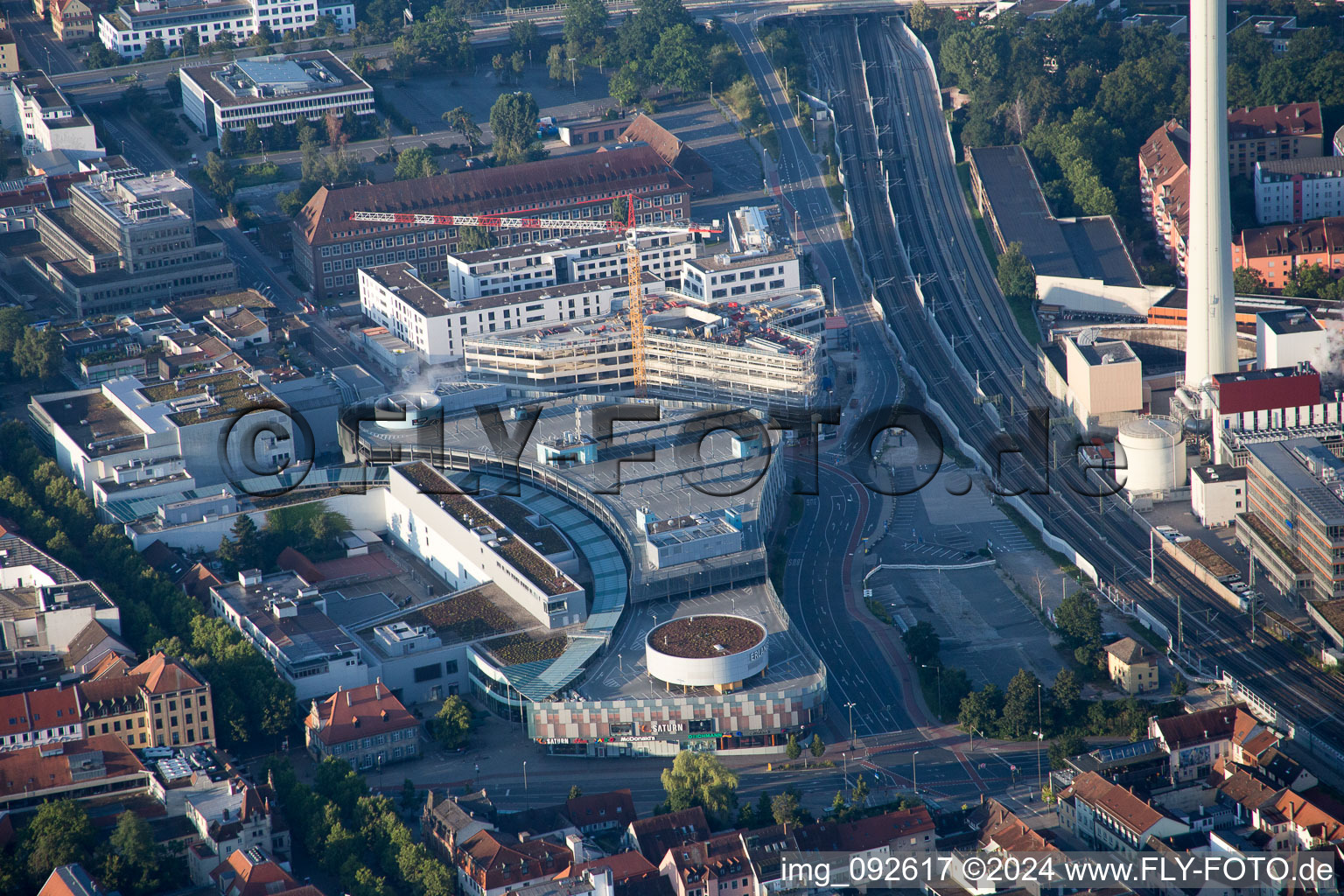 Luftbild von Kraftwerksanlagen und Abgasturm des Kohle- Heizkraftwerkes und Erlangen Arcaden in Erlangen im Bundesland Bayern, Deutschland
