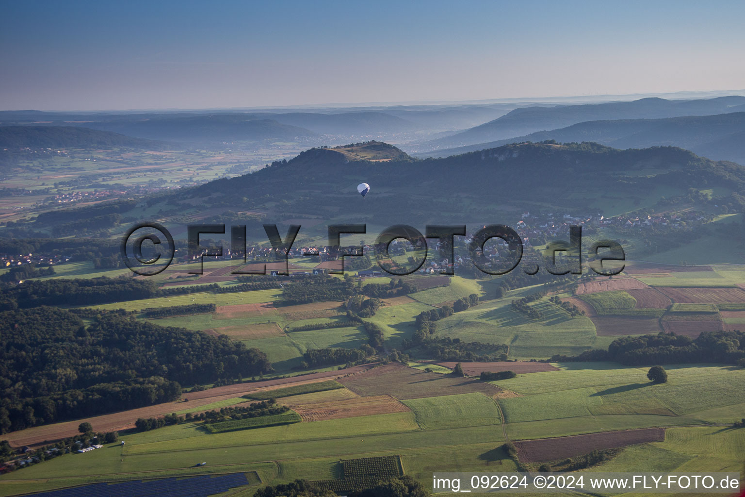 Luftbild von Heißluftballon im Morgendunst der Fränkischen Schweiz in Fahrt über dem Luftraum in Pinzberg im Bundesland Bayern, Deutschland