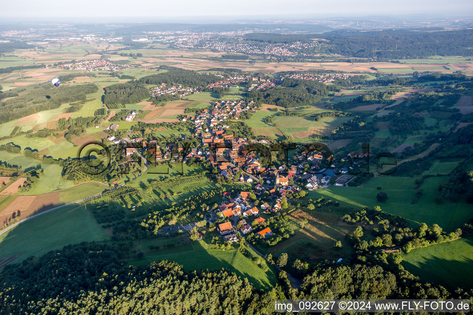 Dorf - Ansicht am Rande von landwirtschaftlichen Feldern und Nutzflächen in Schlaifhausen im Bundesland Bayern, Deutschland