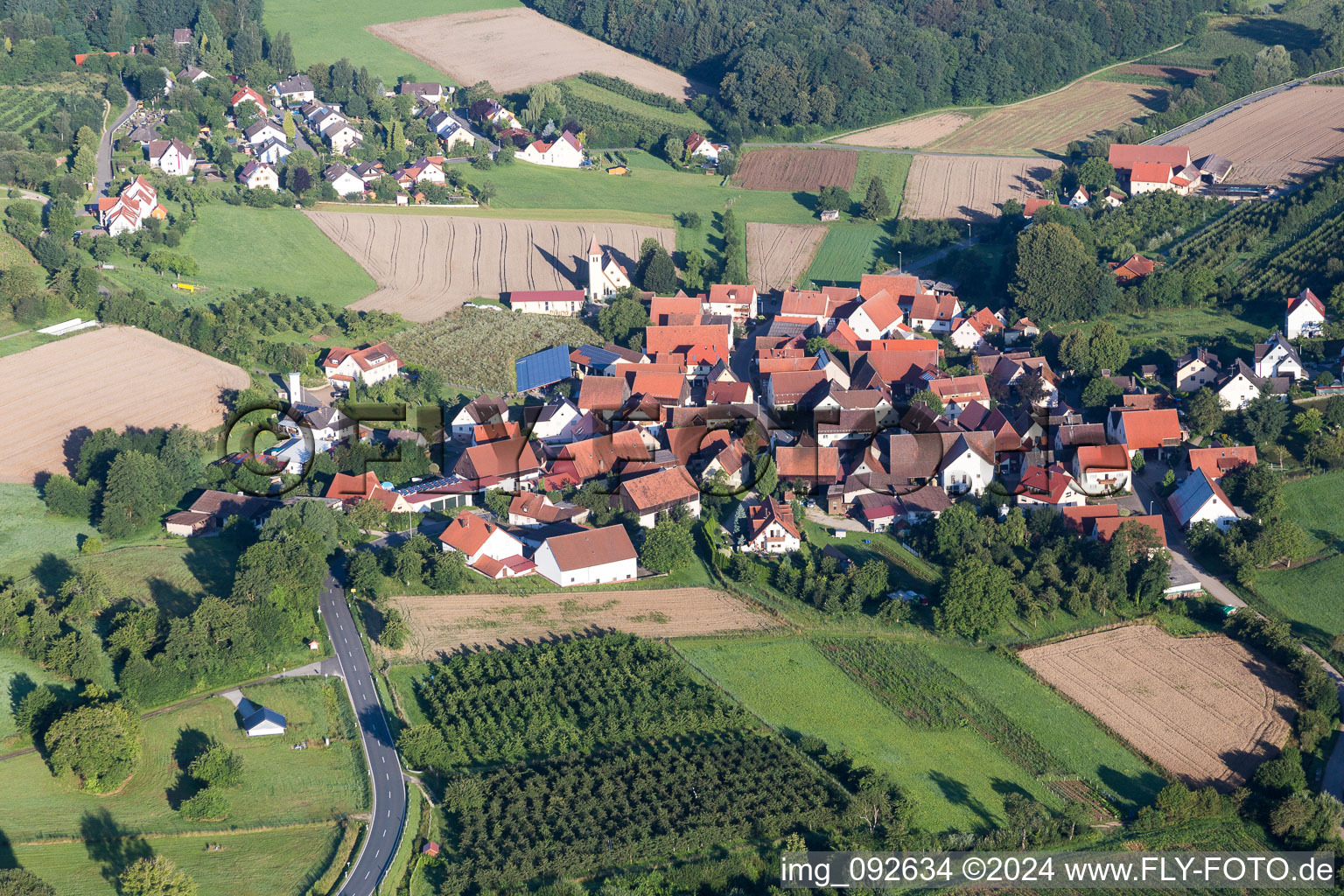 Dorf - Ansicht am Rande von landwirtschaftlichen Feldern und Nutzflächen im Ortsteil Oberehrenbach in Leutenbach im Bundesland Bayern, Deutschland