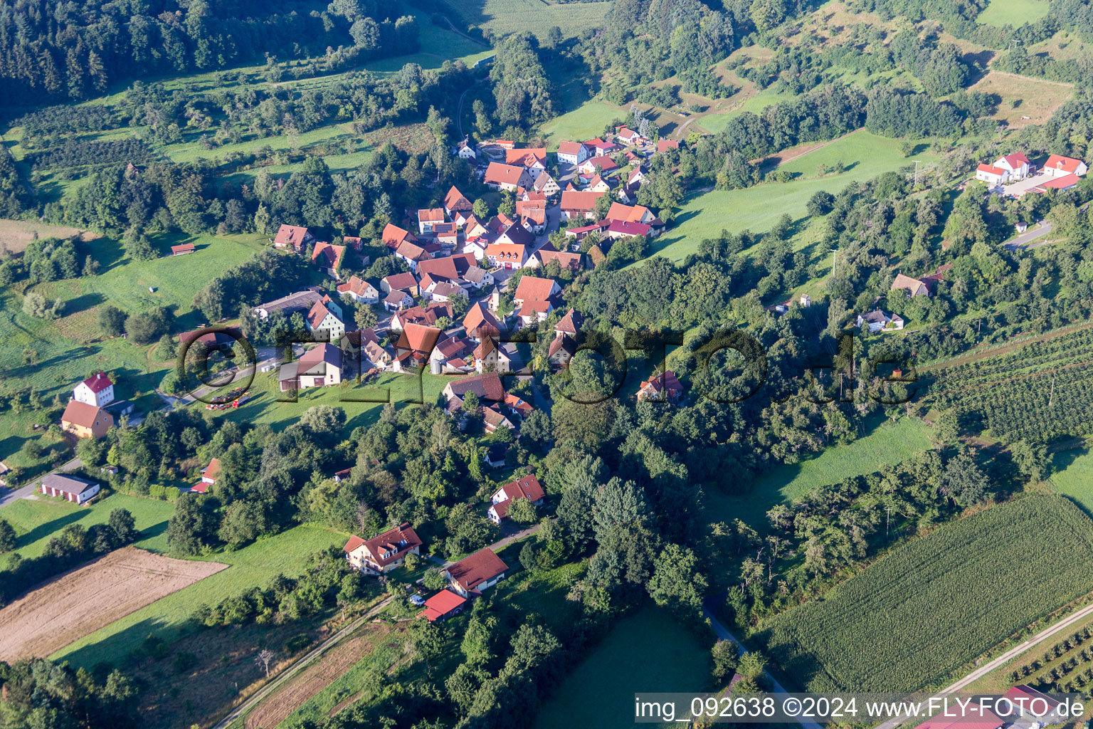 Dorf - Ansicht am Rande von landwirtschaftlichen Feldern und Nutzflächen im Ortsteil Pommer in Igensdorf im Bundesland Bayern, Deutschland