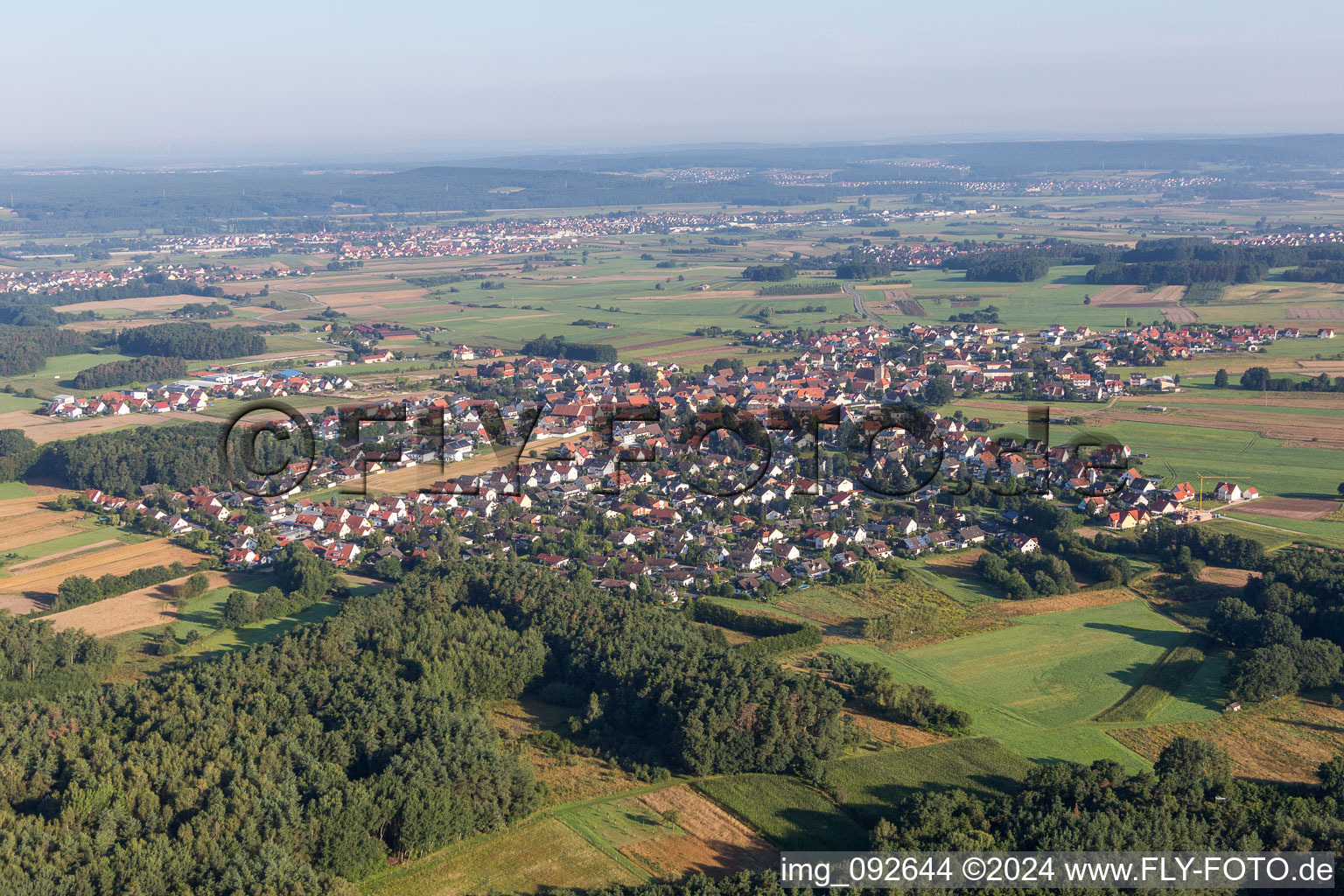 Dorf - Ansicht am Rande von landwirtschaftlichen Feldern und Nutzflächen in Langensendelbach im Bundesland Bayern, Deutschland