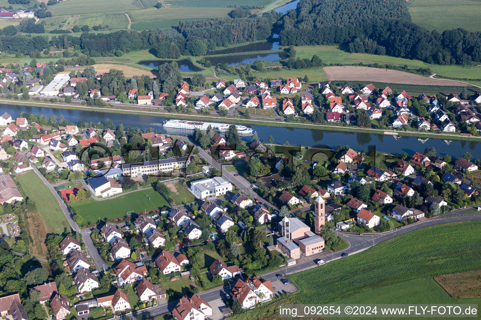 Dorfkern an den Fluß- Uferbereichen der Regnitz im Ortsteil Kleinseebach in Möhrendorf im Bundesland Bayern, Deutschland