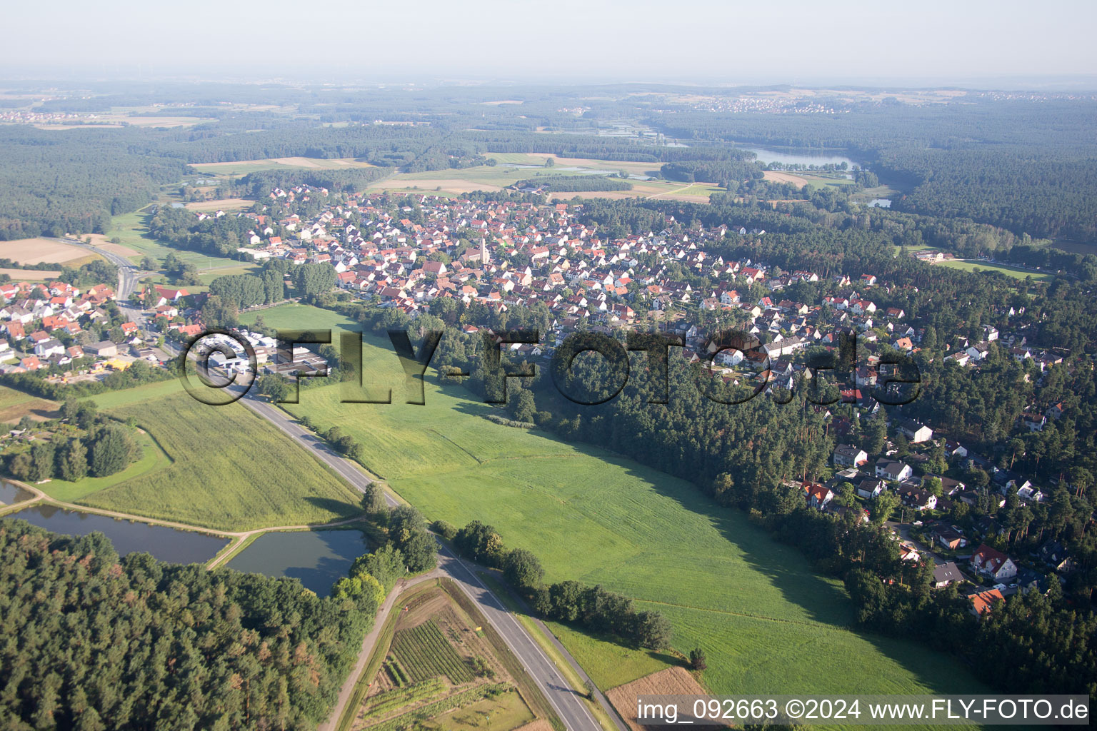 Dorf - Ansicht im Ortsteil Dechsendorf in Erlangen im Bundesland Bayern, Deutschland