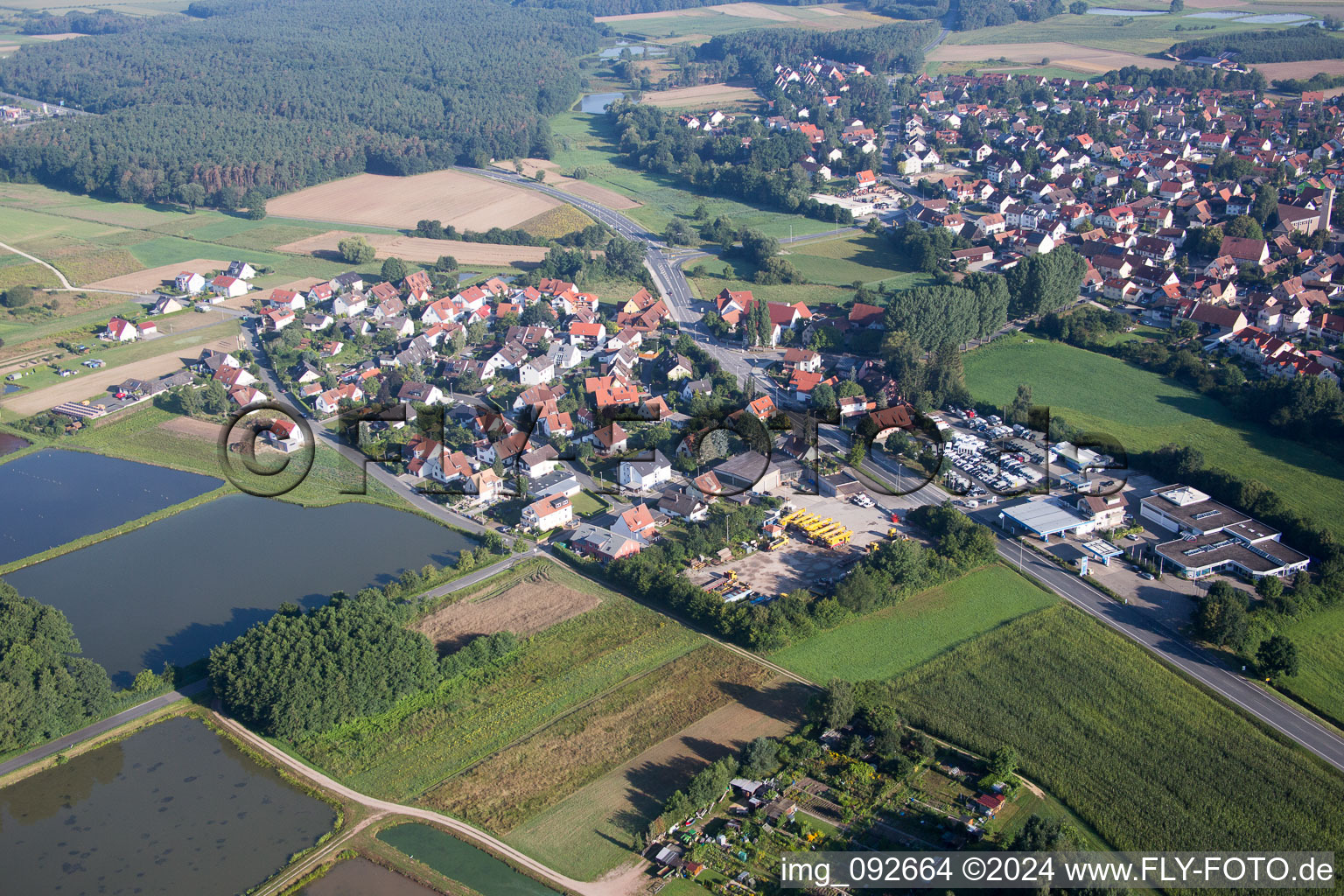 Luftbild von Dorf - Ansicht im Ortsteil Dechsendorf in Erlangen im Bundesland Bayern, Deutschland