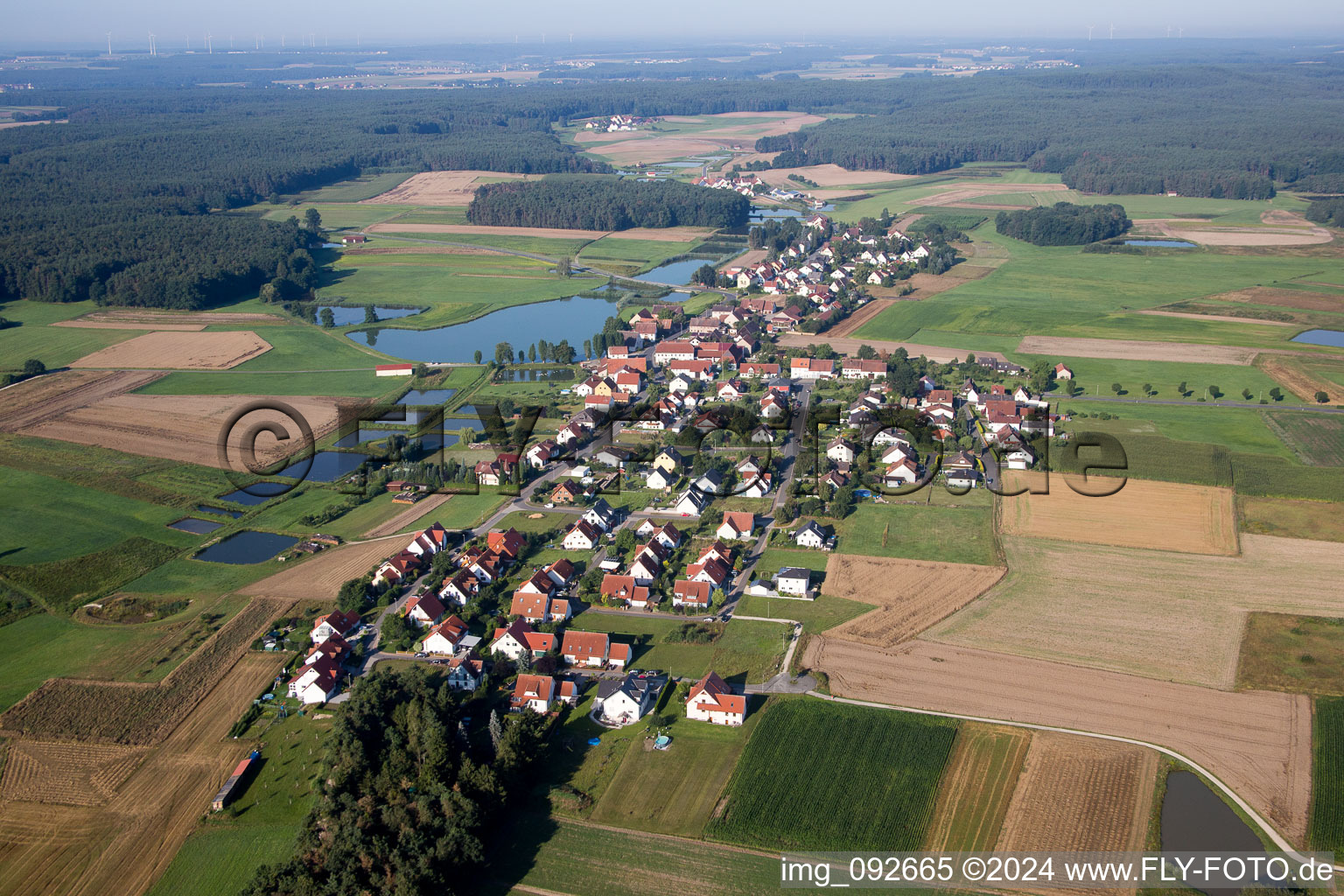Dorfkern an den See- Uferbereichen des Dorfweiers im Ortsteil Untermembach in Heßdorf im Bundesland Bayern, Deutschland