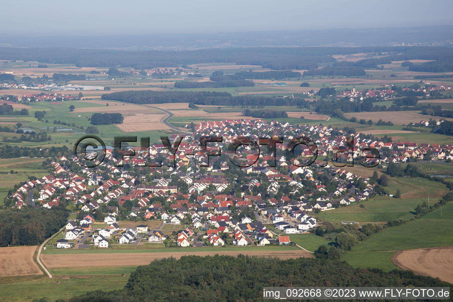 Dorf - Ansicht am Rande von landwirtschaftlichen Feldern und Nutzflächen in Großenseebach im Bundesland Bayern, Deutschland