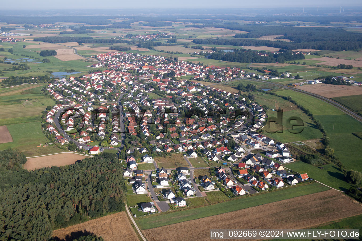 Luftbild von Dorf - Ansicht am Rande von landwirtschaftlichen Feldern und Nutzflächen in Großenseebach im Bundesland Bayern, Deutschland