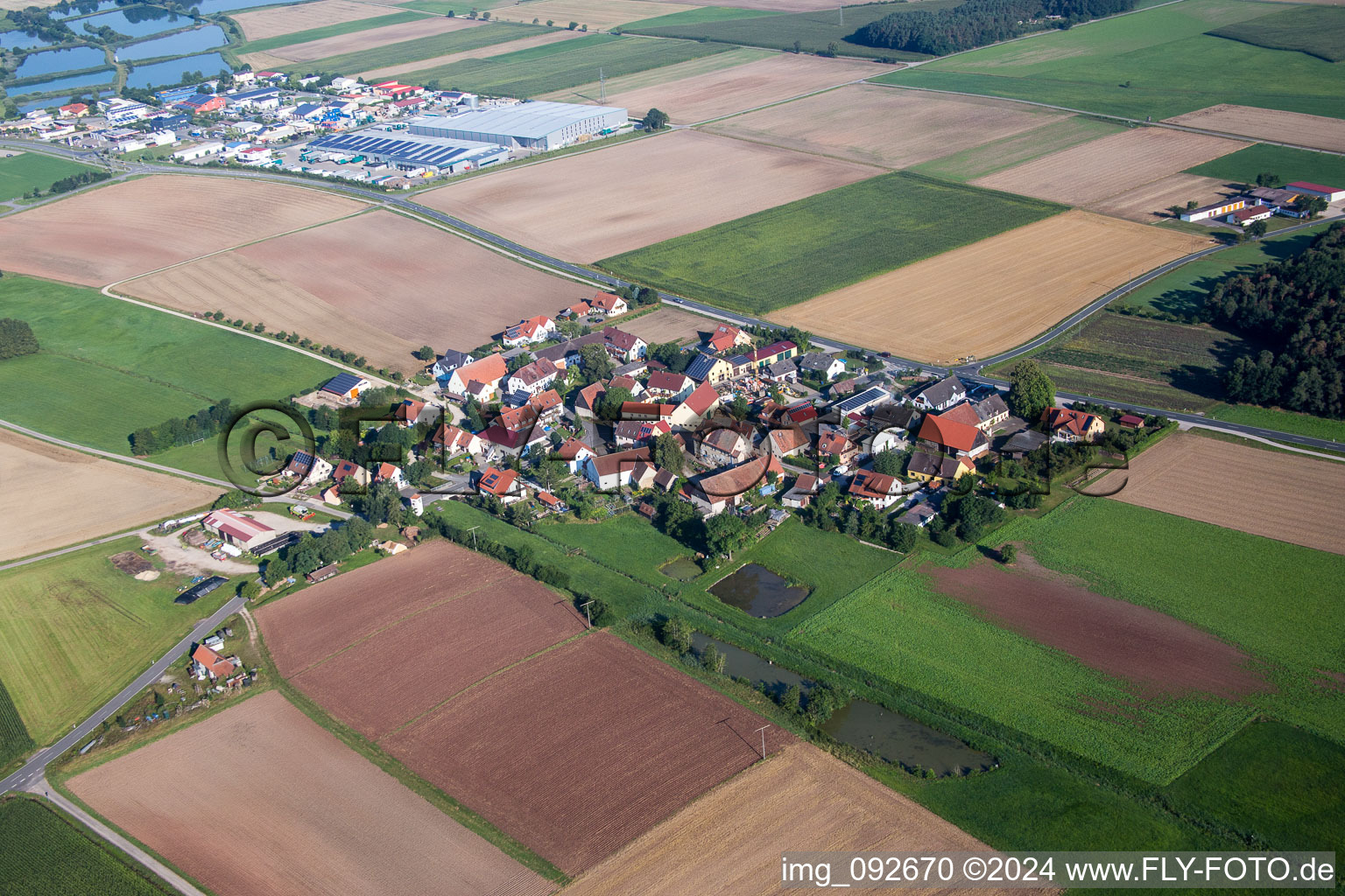 Dorf - Ansicht am Rande von landwirtschaftlichen Feldern und Nutzflächen in Reinersdorf im Bundesland Bayern, Deutschland