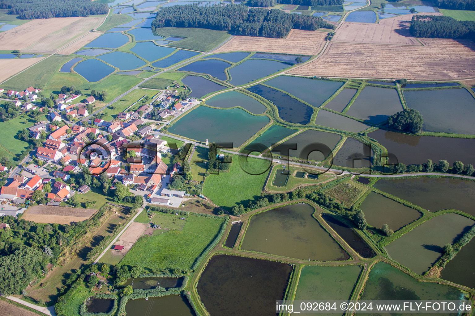 Luftbild von Teichanlagen zur Fischzucht Fränkische Karpfenzuchtbecken in Oberlindach bei Erlangen in Weisendorf im Bundesland Bayern, Deutschland