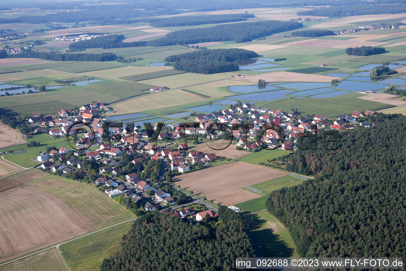 Drohnenaufname von Weisendorf im Bundesland Bayern, Deutschland