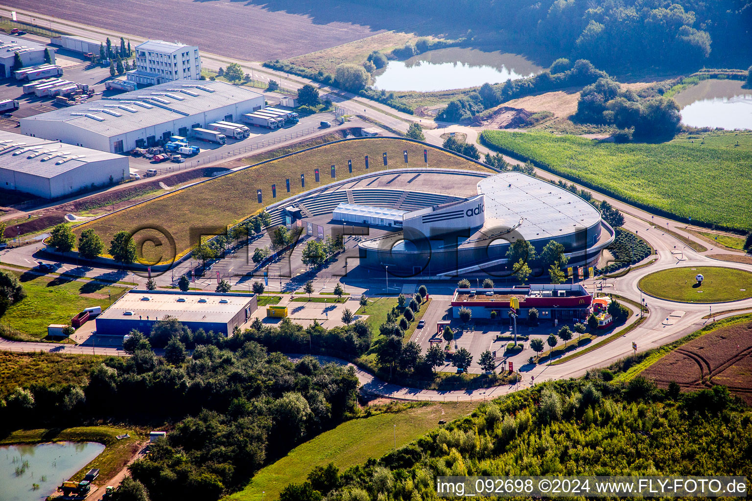 Luftbild von Verwaltungsgebäude und Bürokomplex von adidas in Herzogenaurach im Bundesland Bayern, Deutschland