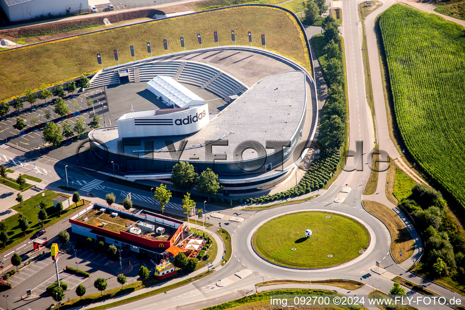 Luftaufnahme von Verwaltungsgebäude und Bürokomplex von adidas in Herzogenaurach im Bundesland Bayern, Deutschland