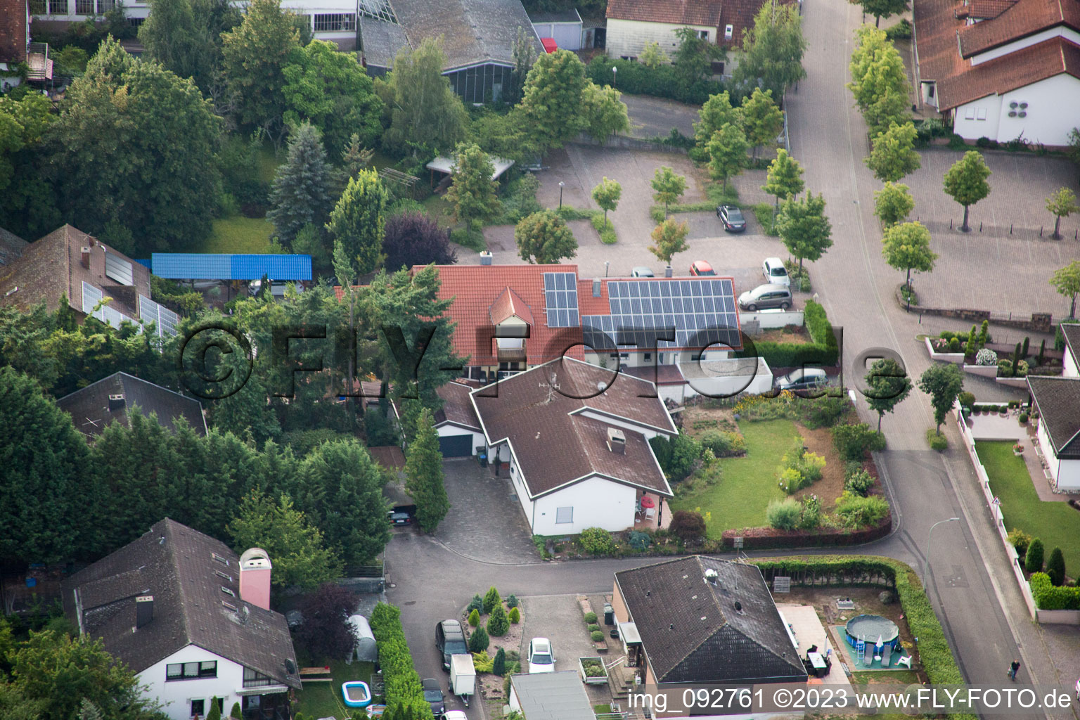 Schrägluftbild von Ortsteil Billigheim in Billigheim-Ingenheim im Bundesland Rheinland-Pfalz, Deutschland