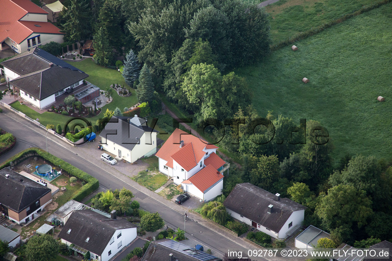 Ortsteil Billigheim in Billigheim-Ingenheim im Bundesland Rheinland-Pfalz, Deutschland aus der Luft betrachtet