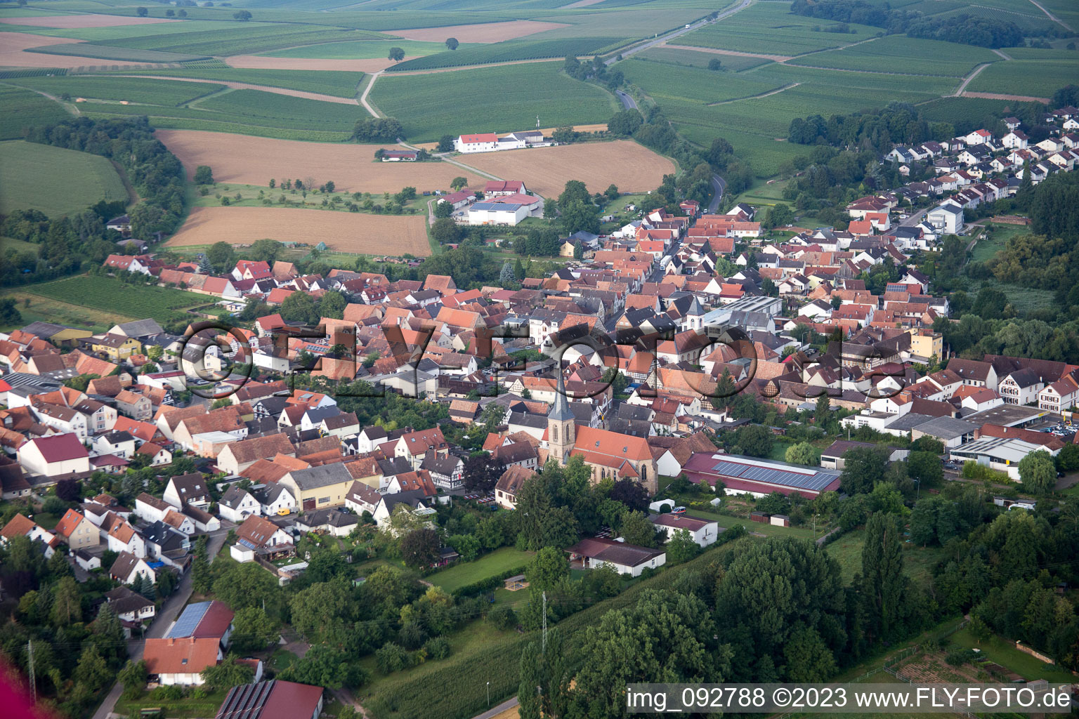 Drohnenaufname von Ortsteil Ingenheim in Billigheim-Ingenheim im Bundesland Rheinland-Pfalz, Deutschland