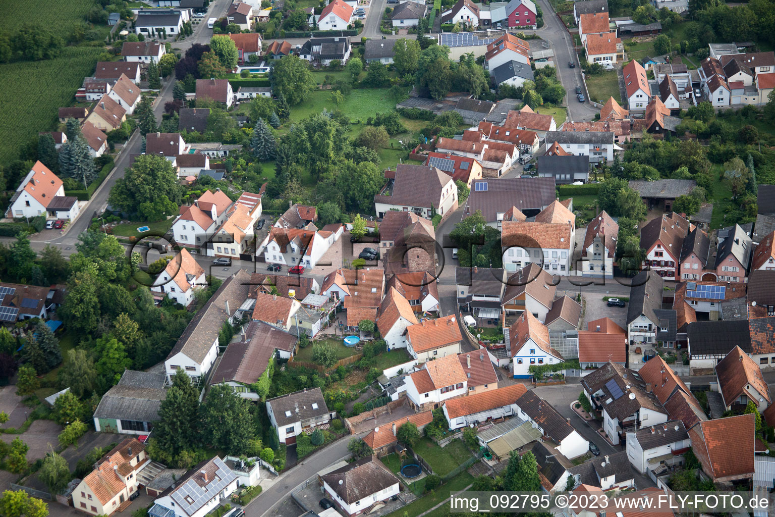 Ortsteil Billigheim in Billigheim-Ingenheim im Bundesland Rheinland-Pfalz, Deutschland von einer Drohne aus