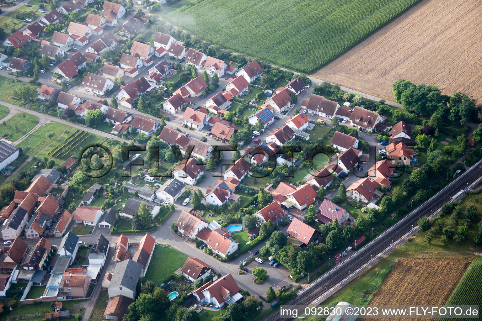 Schrägluftbild von Steinweiler im Bundesland Rheinland-Pfalz, Deutschland