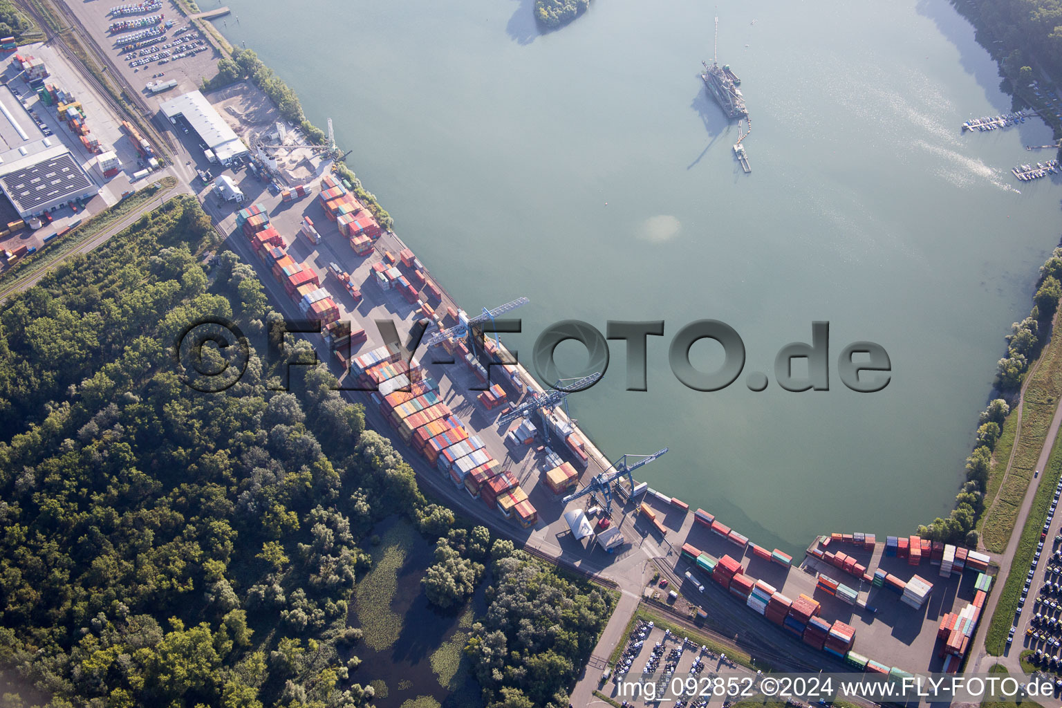Luftbild von Wörth am Rhein, Industriegebiet Oberwald, Rheinhafen Wörth im Ortsteil Maximiliansau im Bundesland Rheinland-Pfalz, Deutschland