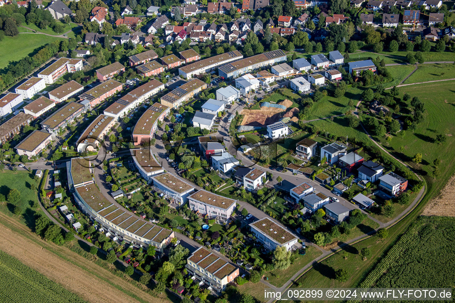 Wohngebiet einer Öko-Einfamilienhaus- Siedlung Fünfzig Morgen in Hohenwettersbach in Karlsruhe im Bundesland Baden-Württemberg, Deutschland
