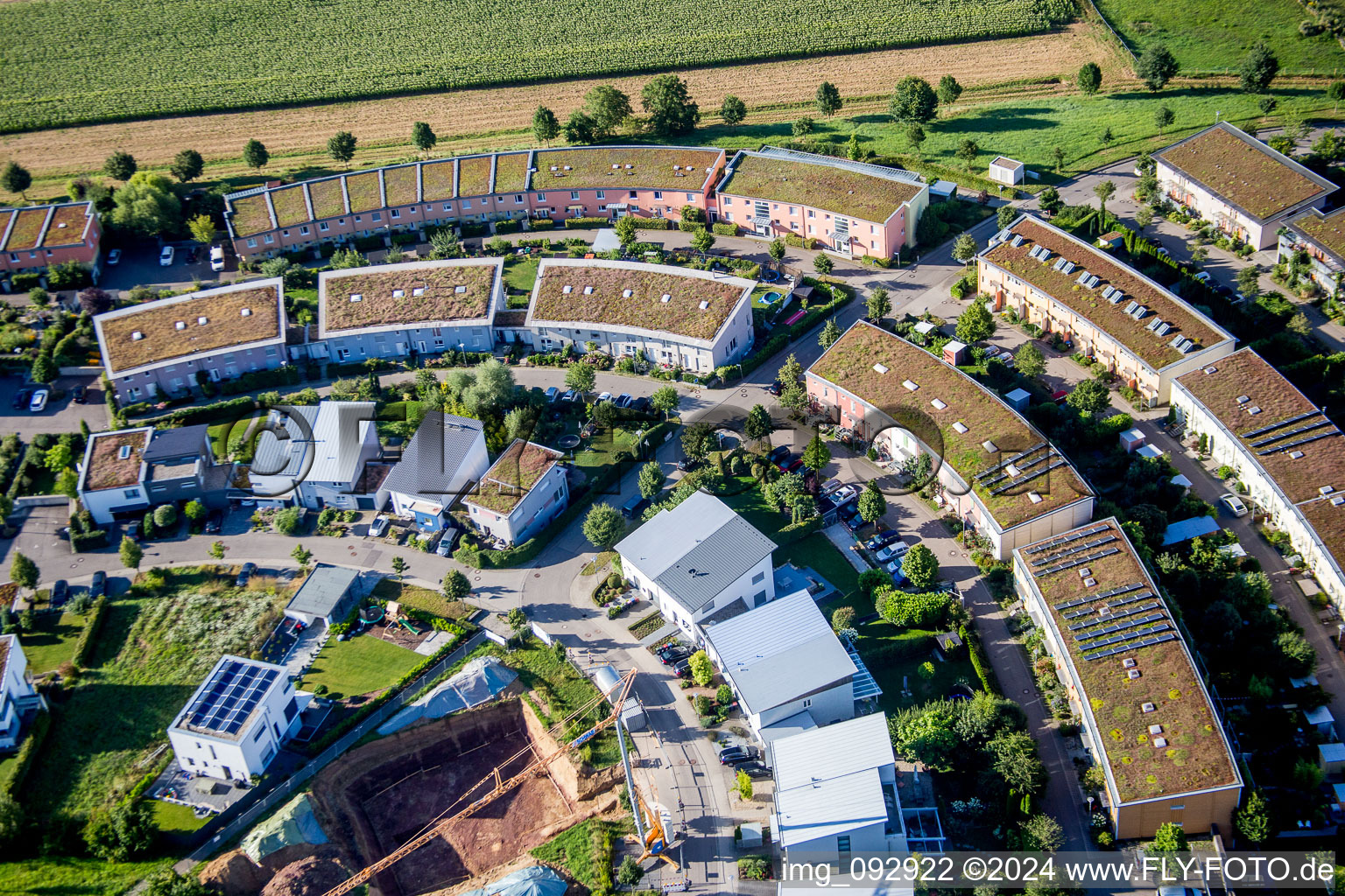 Luftaufnahme von Wohngebiet einer Öko-Einfamilienhaus- Siedlung Fünfzig Morgen in Hohenwettersbach in Karlsruhe im Bundesland Baden-Württemberg, Deutschland