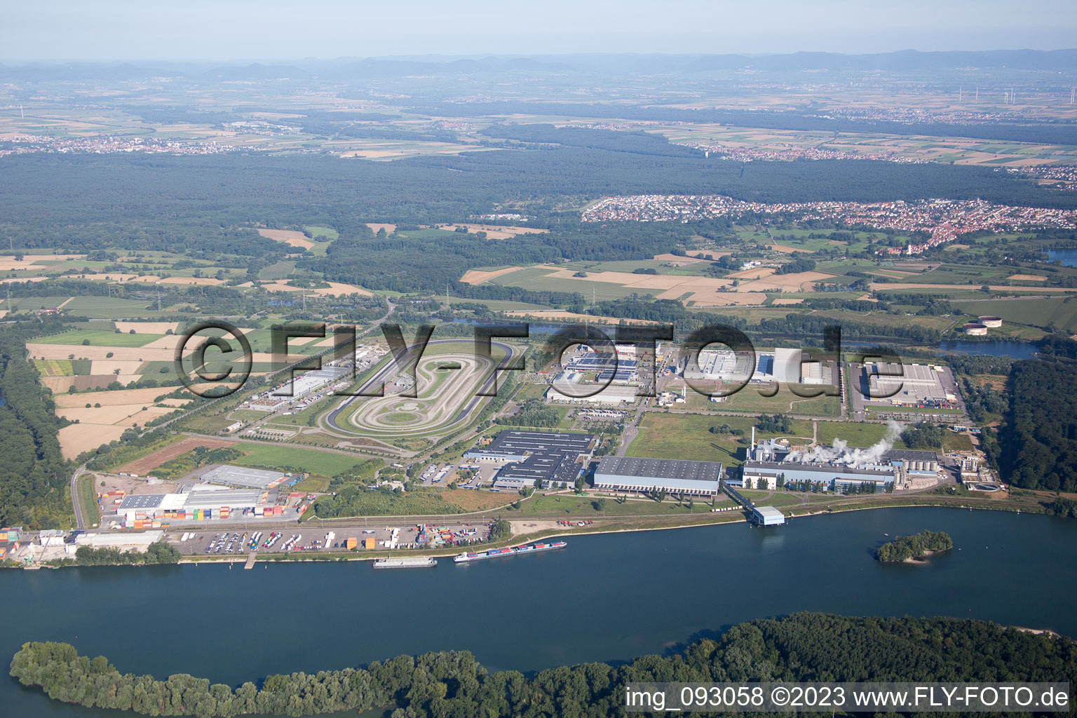 Luftaufnahme von Wörth am Rhein, Industriegebiet Oberwald, Rheinhafen Wörth im Bundesland Rheinland-Pfalz, Deutschland