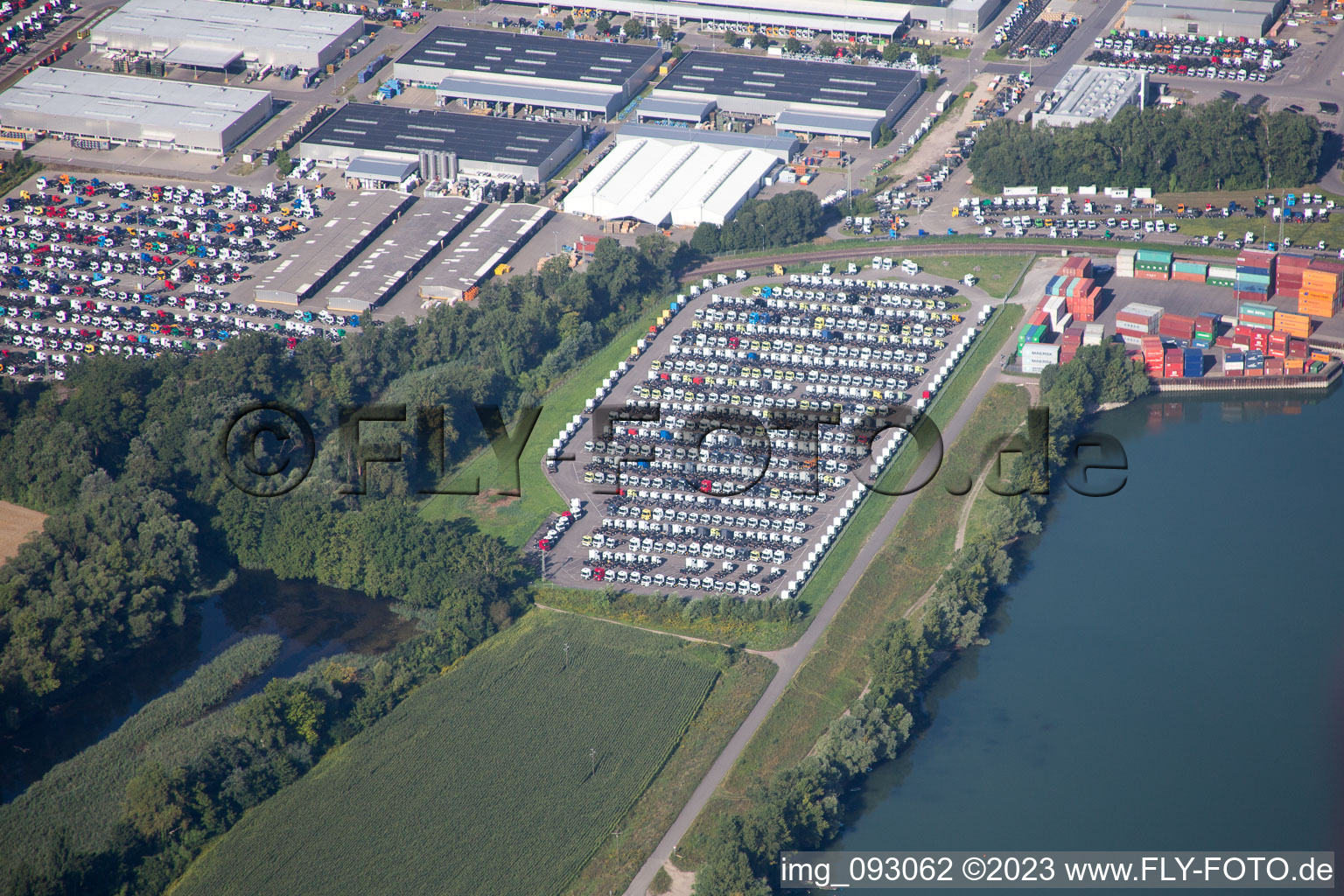 Luftaufnahme von Wörth am Rhein, Industriegebiet Oberwald, Rheinhafen Wörth im Ortsteil Maximiliansau im Bundesland Rheinland-Pfalz, Deutschland