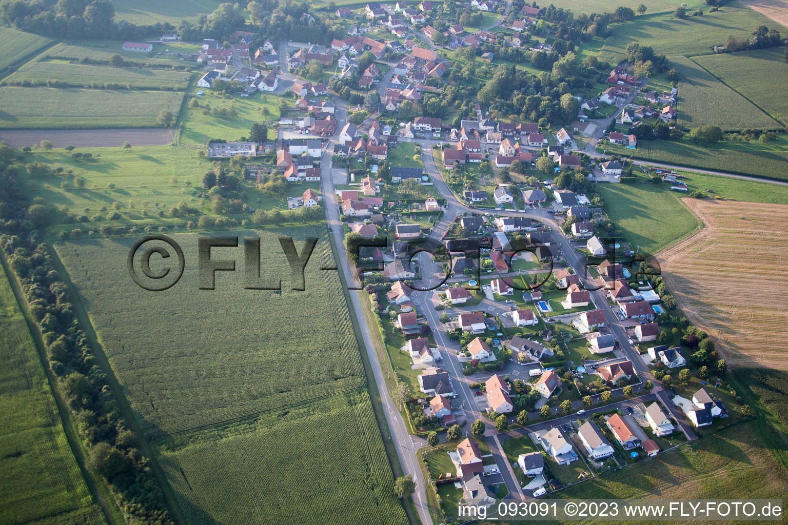 Neuhaeusel im Bundesland Bas-Rhin, Frankreich von der Drohne aus gesehen