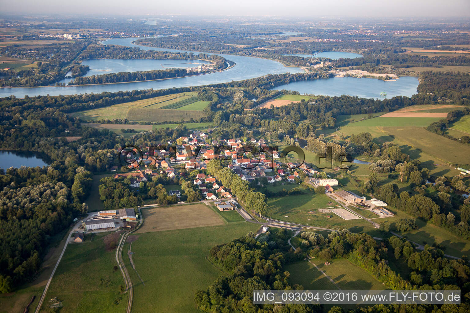 Fort-Louis im Bundesland Bas-Rhin, Frankreich von der Drohne aus gesehen