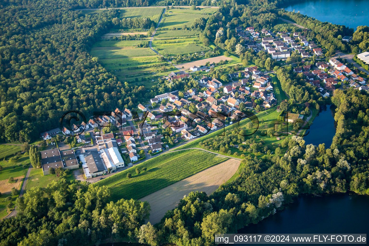Dorfkern an den See- Uferbereichen des Rheinbaggersee im Ortsteil Grauelsbaum in Lichtenau im Bundesland Baden-Württemberg, Deutschland